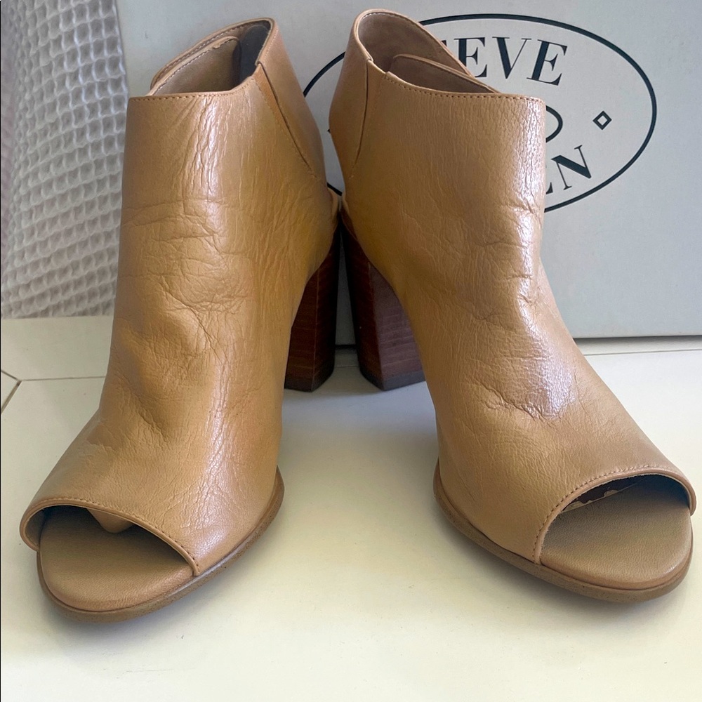 Steve Madden Camel Peep Toe Heeled Boots
Size 8.5 New in box 🔥